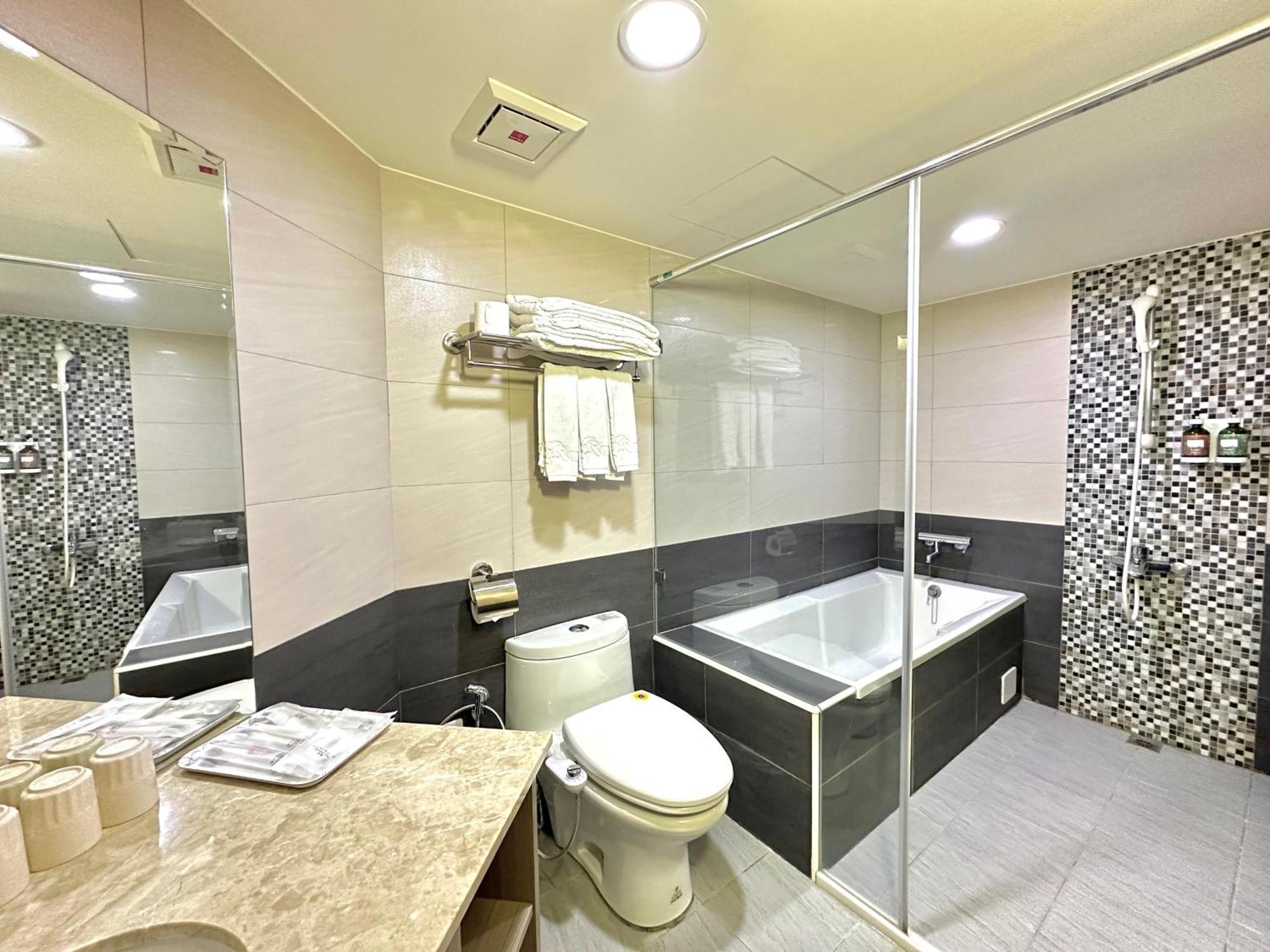 Mei Hotel Taichung Esterno foto