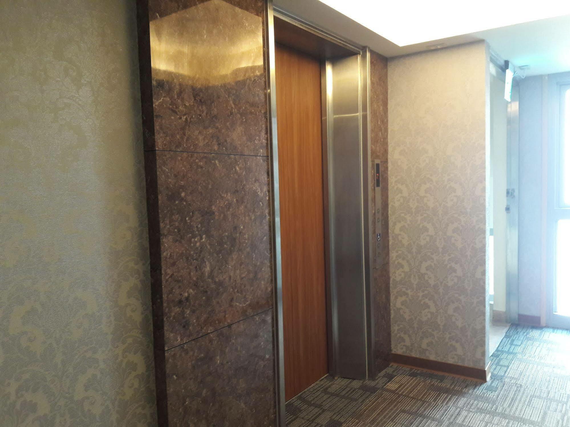 Mei Hotel Taichung Esterno foto