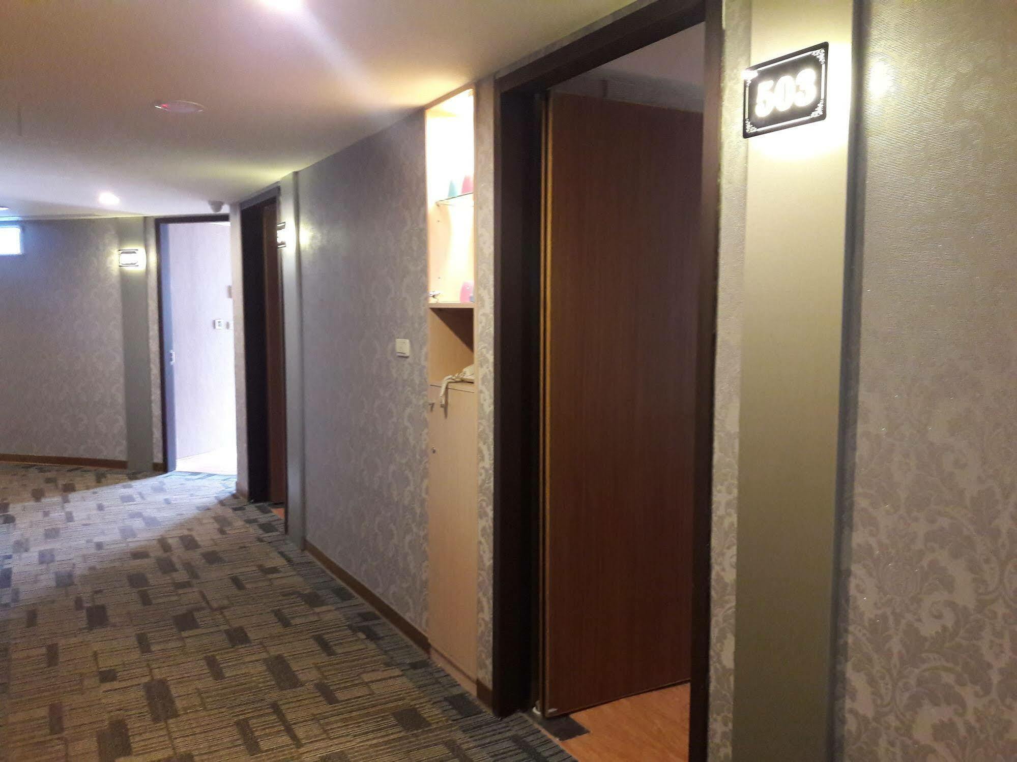 Mei Hotel Taichung Esterno foto